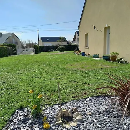 Holiday home Maison 100m De La Les Pieds Dans L'eau