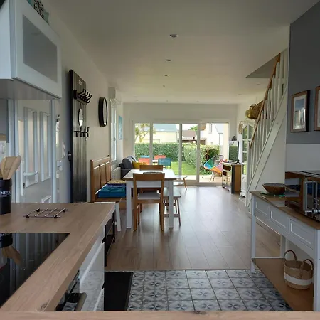 Holiday home Maison 100m De La Les Pieds Dans L'eau Surtainville