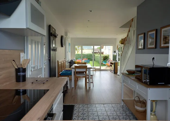 Holiday home Maison 100m De La Les Pieds Dans L'eau Surtainville